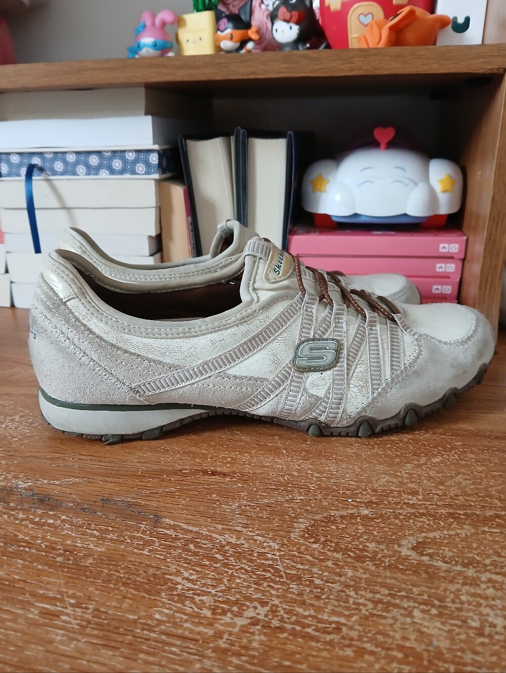 Skechers vintage Women's cream Fashion Sneakers